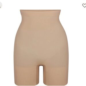 SKIMS High Waisted Mid Short *never worn no tags*